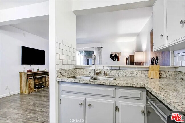 Building Photo - 13747 Vanowen St