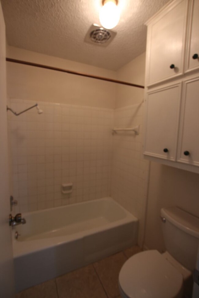 Building Photo - Oversized 4 bedroom 3 bath rental in Tyler...