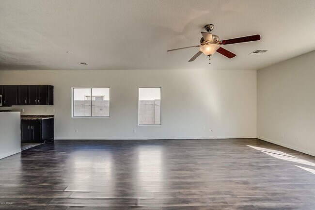 Building Photo - Charming 4 Bedroom 3 Bath 3 Car garage Hom...