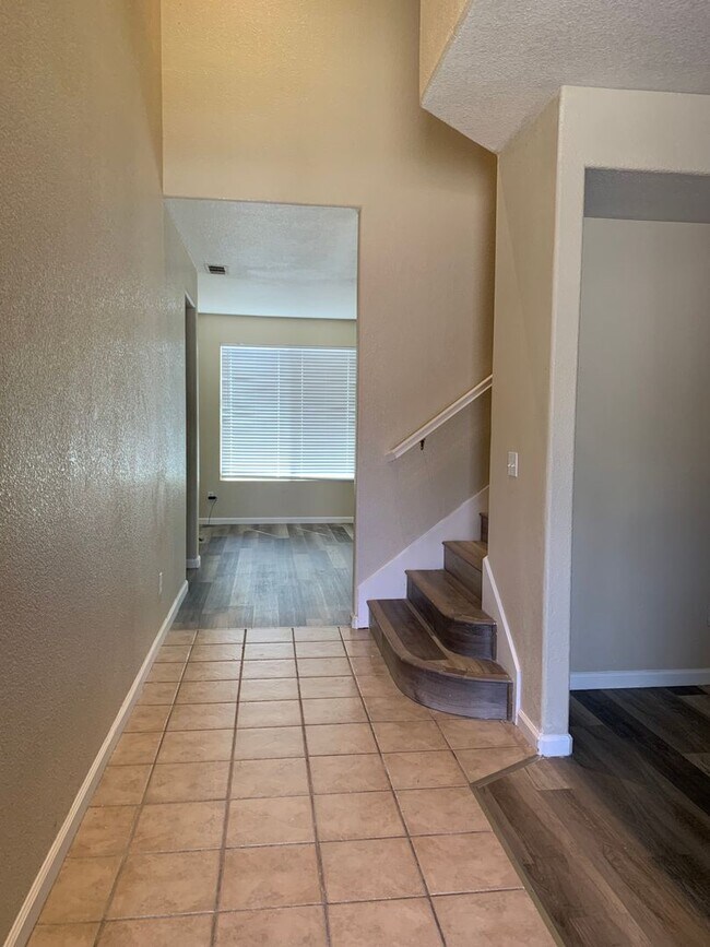 Building Photo - 6 BR 3 BA 2 Story home available in Visali...