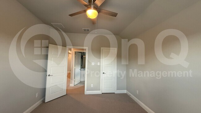 Building Photo - 3508 Covedale Blvd