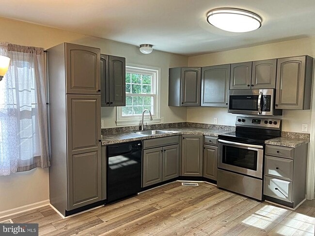 Building Photo - 17447 Pelham View Dr