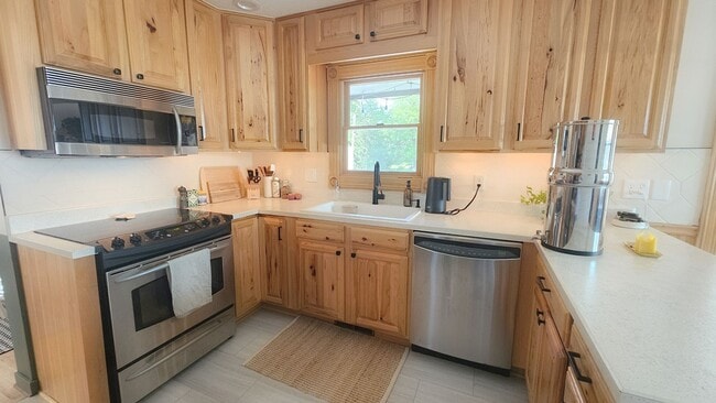 Building Photo - Charming 4-Bedroom Remodeled Home in Quiet...