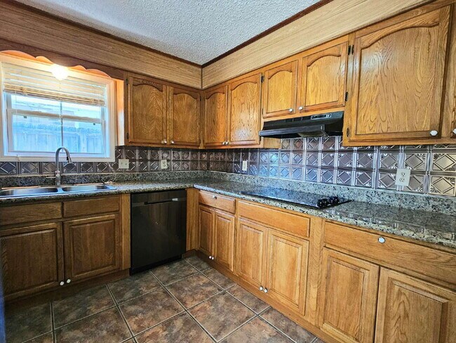 Building Photo - 4BR/2BA Single Family Home in Quiet Neighborhood