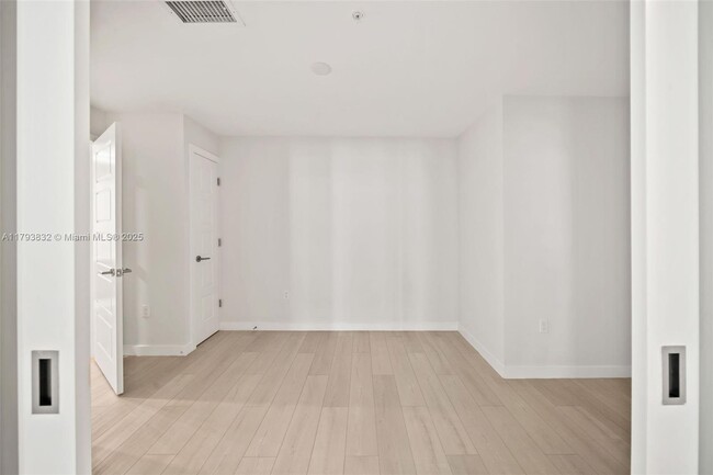 Building Photo - 555 NE 8th St