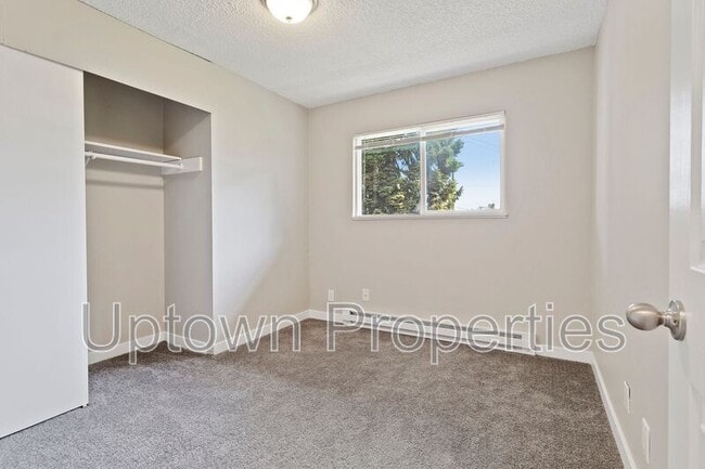 Building Photo - 2606 NE Lombard St