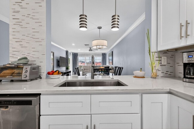 Building Photo - 5675 Queen Palm Ct