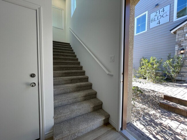 Building Photo - GATED 2 BED 2.5 BATH 2 CAR GARAGE 2 FLOOR TOWNHOUSE IN HENDERSON
