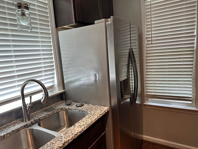 Building Photo - Adorable 2 Bedroom Condo!