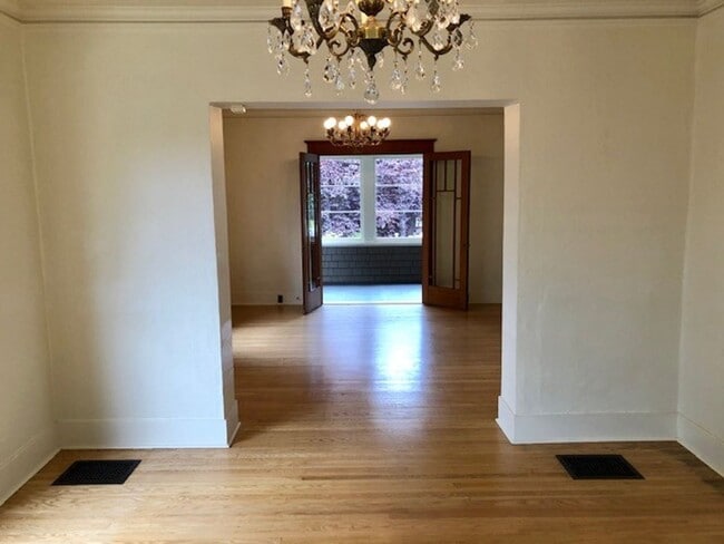 Building Photo - Queen Anne Home