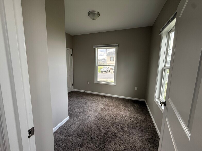 Building Photo - 270 Mabdarin Dr