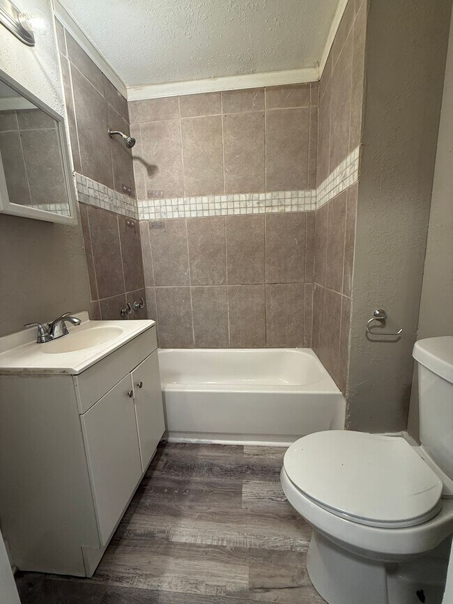 Building Photo - Fully Renovated 2 Bed / 1 Bath Duplex – Available Now
