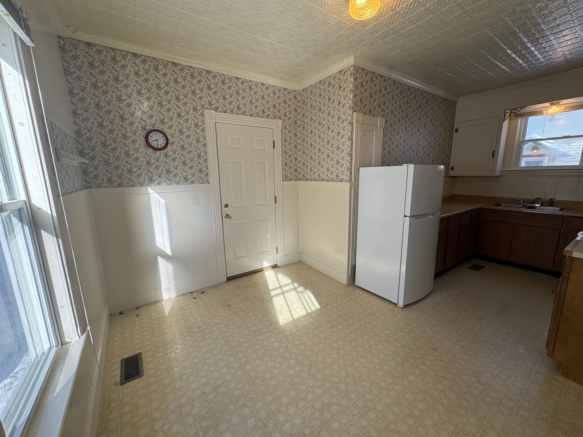 Building Photo - 10 Maple St