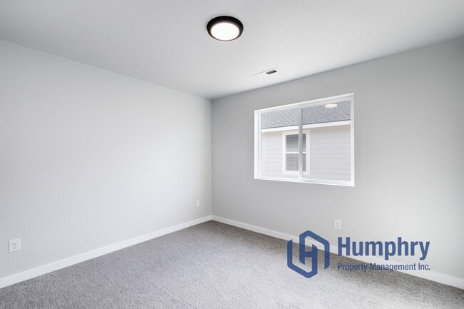 Building Photo - 4 bedroom, 2 bathroom, 2 car garage.