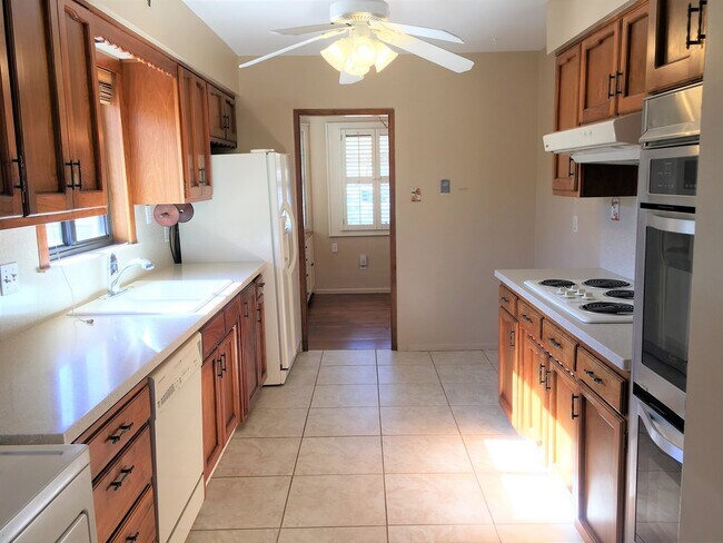 Building Photo - 2 Bed 1.5 Bath | Single Story | Nob Hill Location | Pet Allowed with Restrictions | Large Backyard