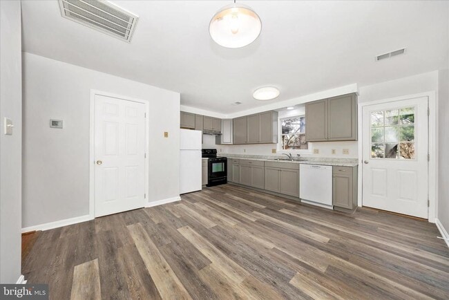 Building Photo - 1552 Crest View Ave