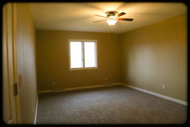 Building Photo - Pottery Barn-Style Home with Walkout Basement in Prime Location