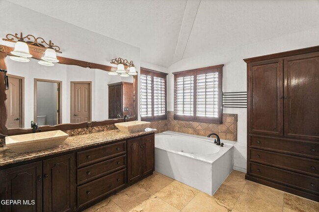 Building Photo - 695 Paseo del Mar Dr