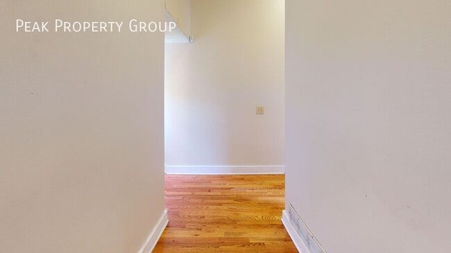 Building Photo - 1369 Summit St