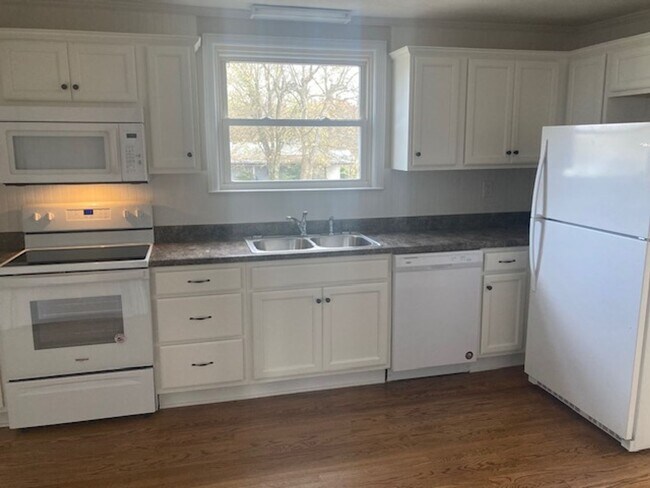 Building Photo - Auburntown TN - 1700 SF, 3BR/2BA, Full Basement, 2 Car Garage, 1 Acre