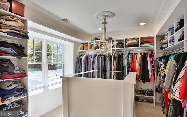 Building Photo - 6329 Linway Terrace