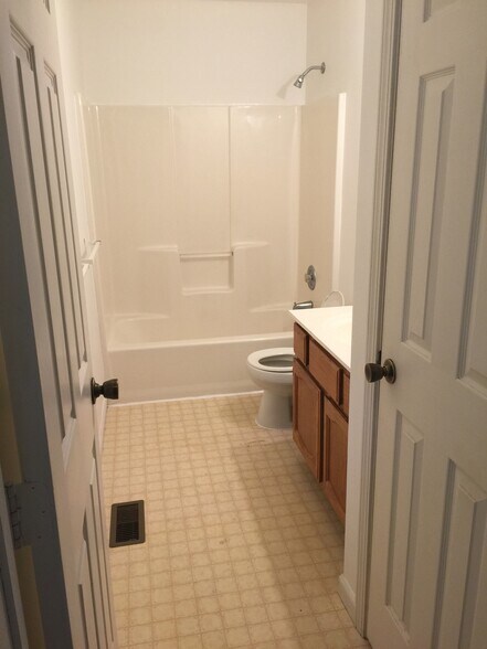 Building Photo - 5945 Red Oak Dr