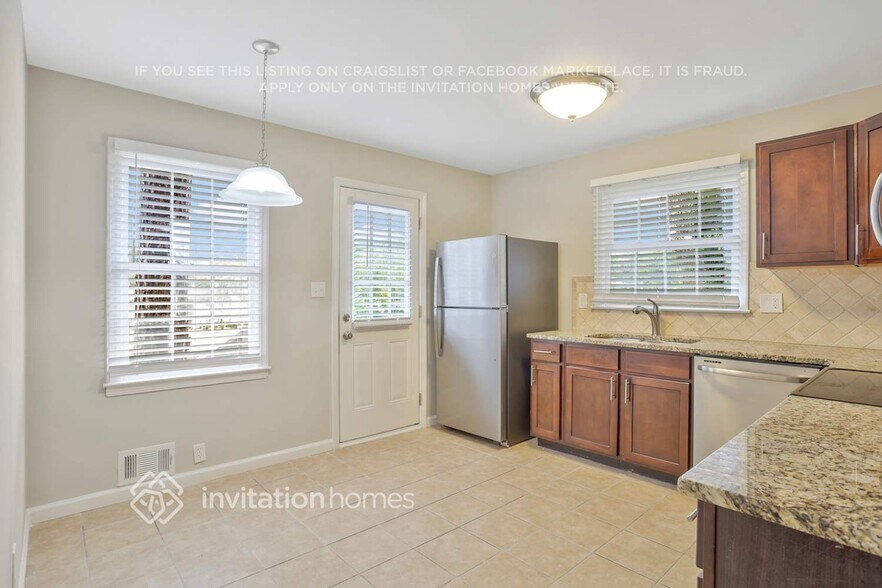 Building Photo - 705 Pinehill Dr