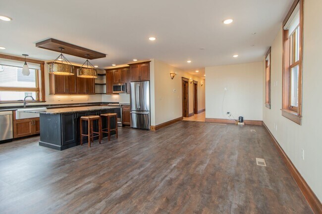 Building Photo - 802 S Lake Ave