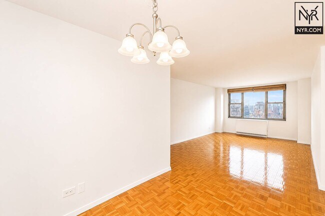 Building Photo - 301 E 79th St