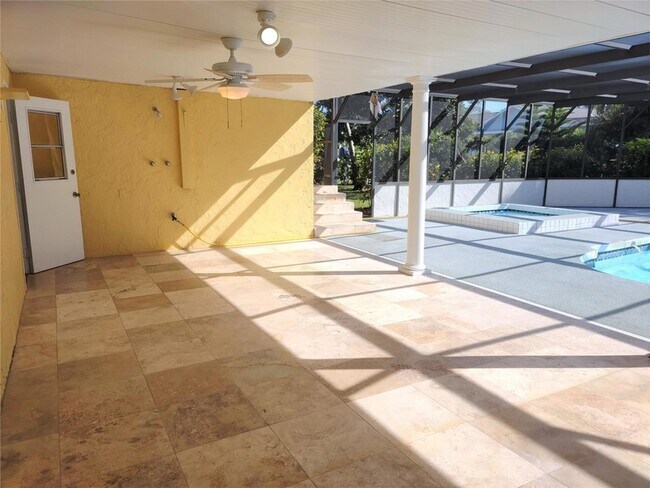 Building Photo - 805 La Guna Dr