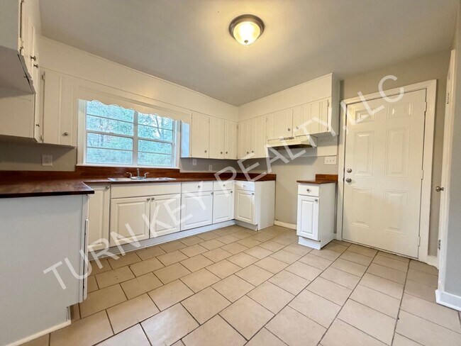 Building Photo - Home for Rent in Roebuck **ACCEPTS SECTION 8**