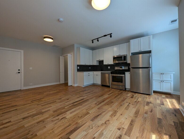 Building Photo - 650 W Wrightwood Ave