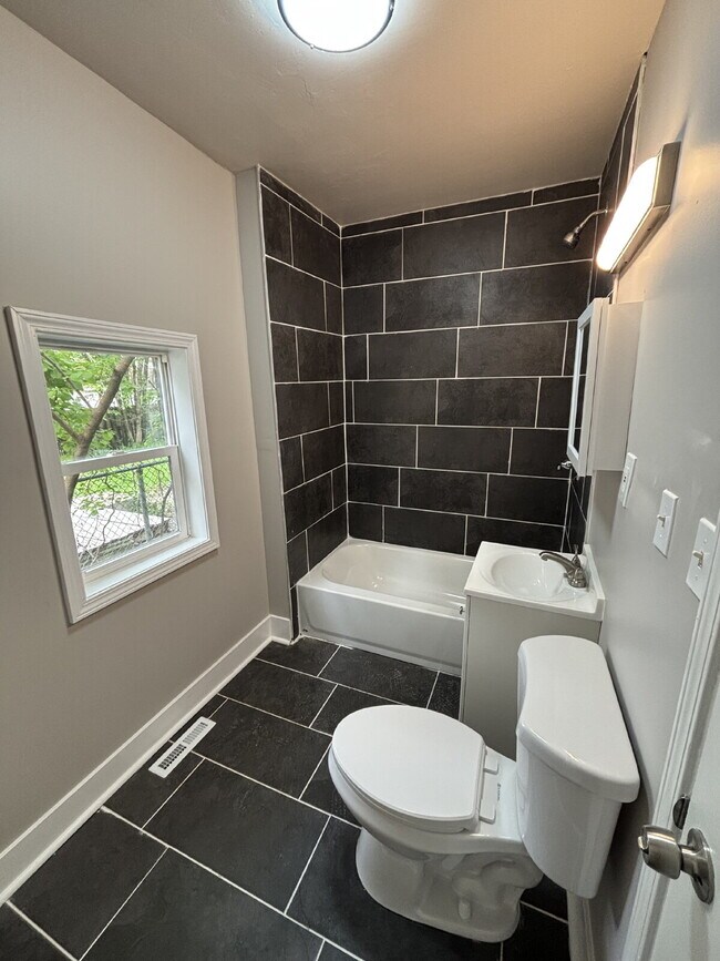 Building Photo - Cozy 4-bed home in Gary's Historic neighbo...