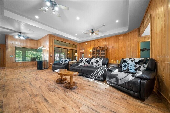 Building Photo - 3135 NE 49th St