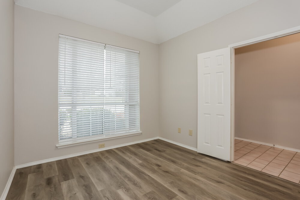 Building Photo - 712 Stain Glass Dr