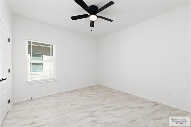 Building Photo - 405 Lion's Villa Ave