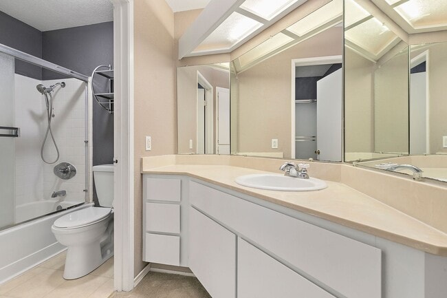 Building Photo - 2Bd/2Bth Condo, hardwood floor, balcony, top floor