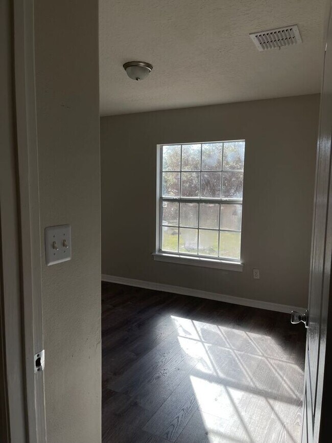 Building Photo - Beautiful Townhouse