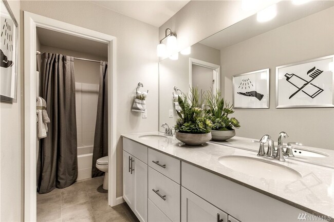 Building Photo - Beautiful Home Close to Everything 4BD