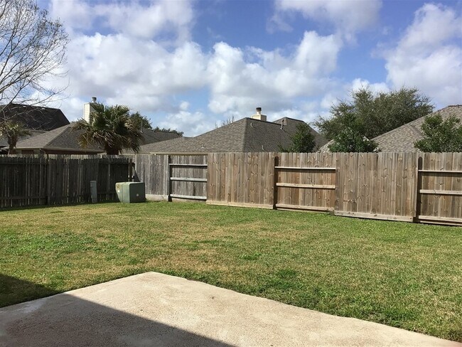 Building Photo - 411 Cedar Point Dr