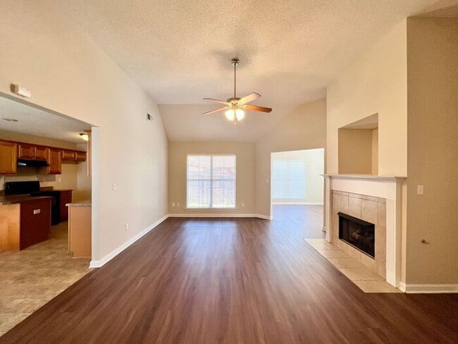 Building Photo - Quaint 2/2 in Gated Olive Branch Community!