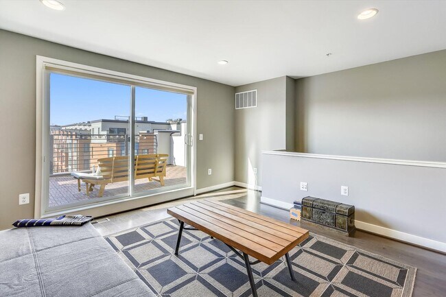 Building Photo - GREAT LOCATION!! Stunning 3BD/3.5BA luxury 4-level townhouse!