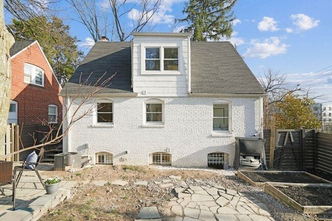 Building Photo - 5643 Clay Pl NE