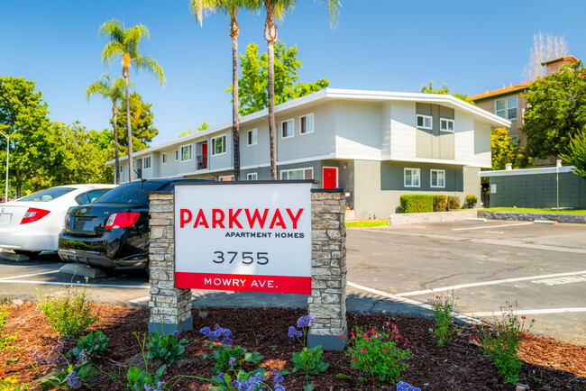 Primary Photo - Parkway Apartments