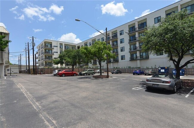 Building Photo - 910 Duncan Ln