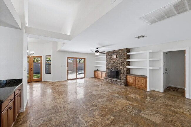 Building Photo - SPARKLING PRIVATE POOL, BEAUTIFUL HOME, UNBEATABLE LOCATION!