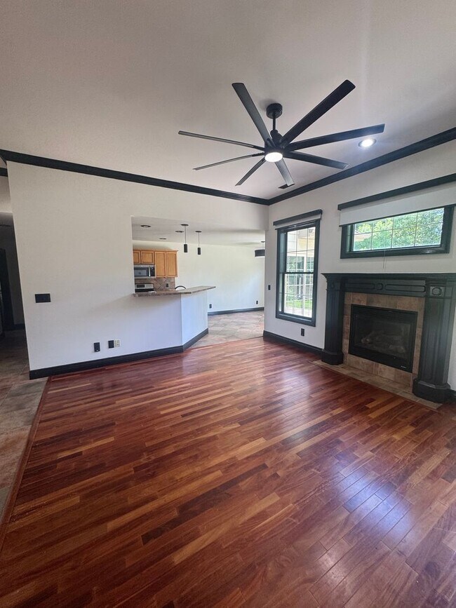 Building Photo - 3 bedroom 2 bath house w/ 2 car garage