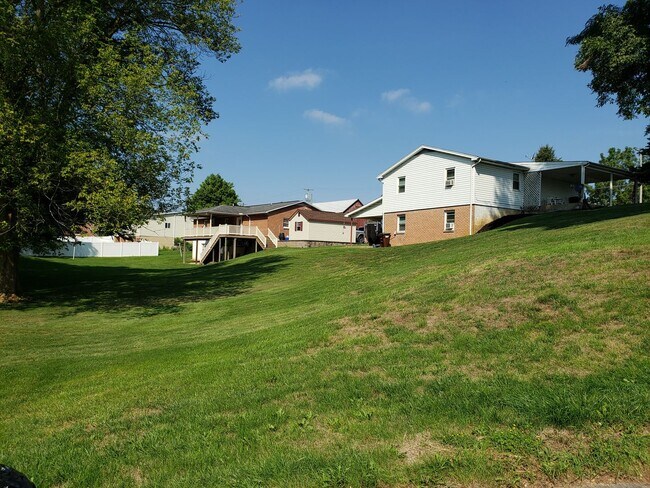 Building Photo - 15475 Oak Rd