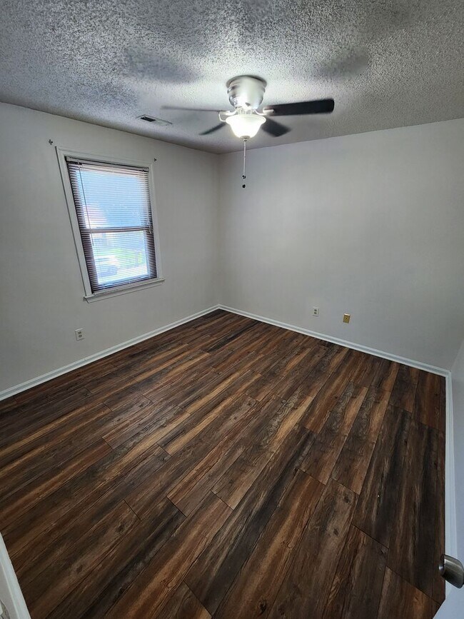 Building Photo - 4 Bedroom Home in Sought Out Neighborhood ...