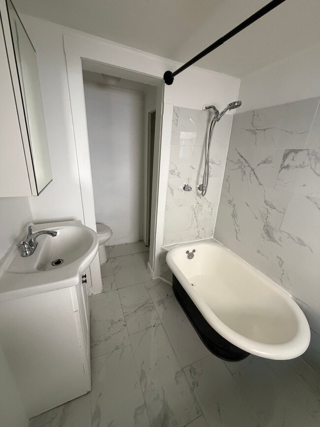 Building Photo - 444 N Catalina Ave